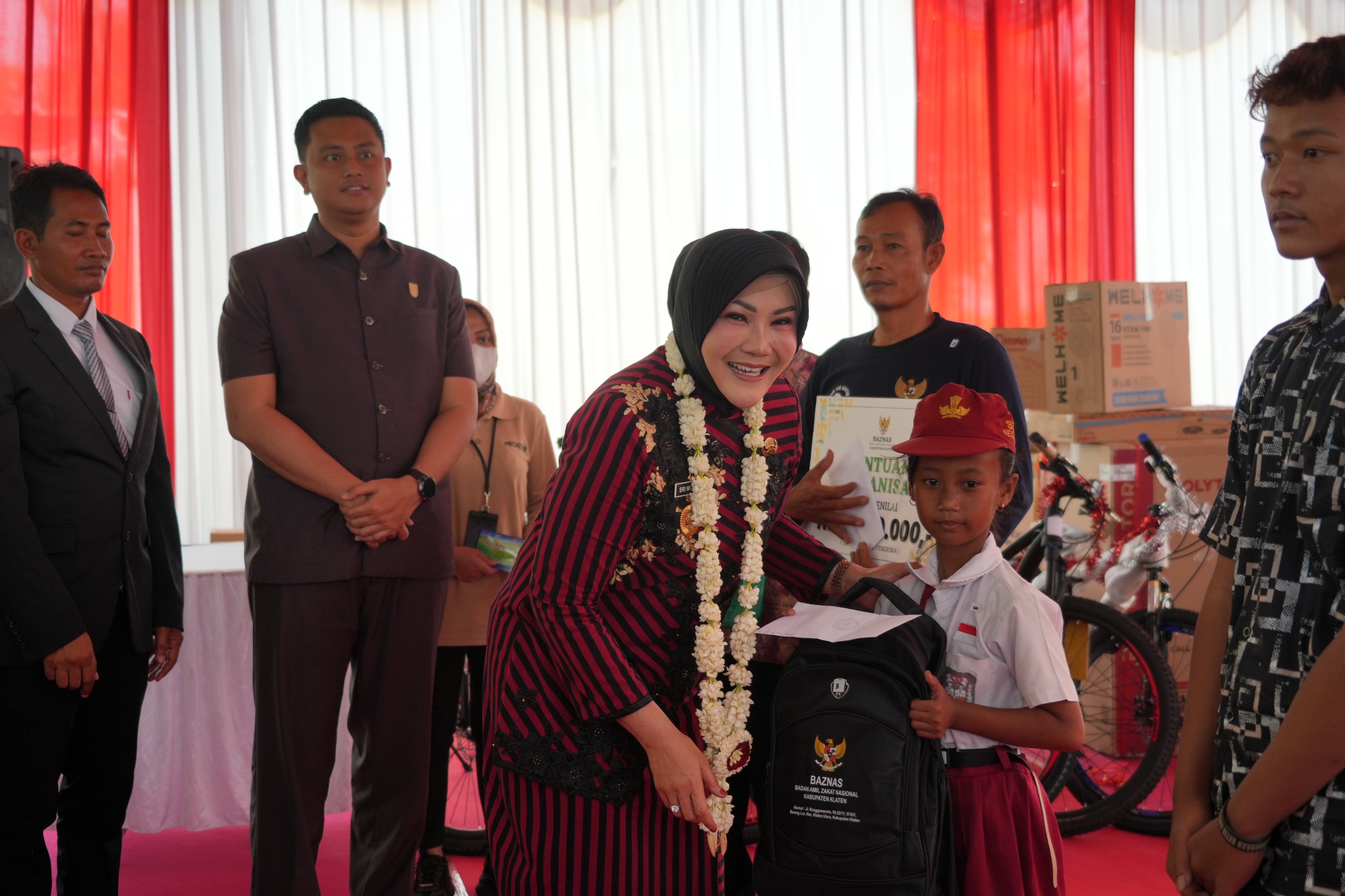 Kegiatan Sambang Warga ini juga dimeriahkan dengan pameran UMKM dan pembagian bantuan sosial, serta doorprize untuk warga yang hadir.