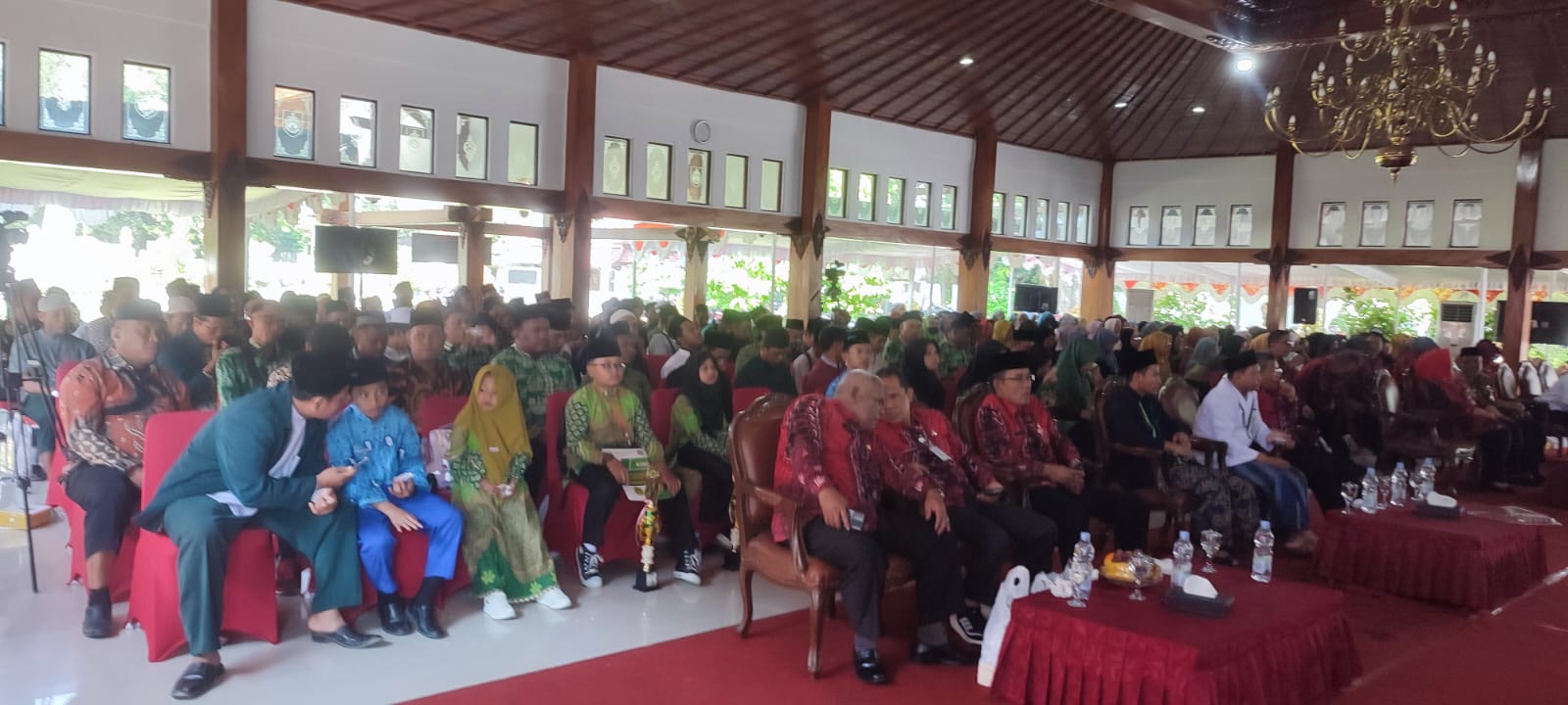 Ratusan guru ngaji di Sragen dikumpulkan di Pendapa Pemkab Sragen, Jumat (6/9/2024). (Ahmad Khairudin/Radar Solo)