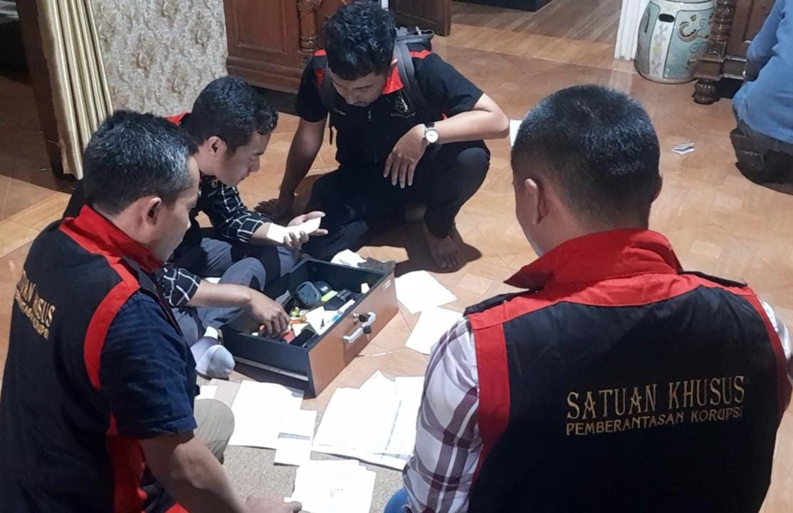 Tim Kejari Karanganyar menggeledah salah satu rumah warga di Dusun Gemah, Desa Berjo, Kecamatan Ngargoyoso, Karanganyar, Jumat (6/9/2024). (Rudi Hartono/Radar Solo)