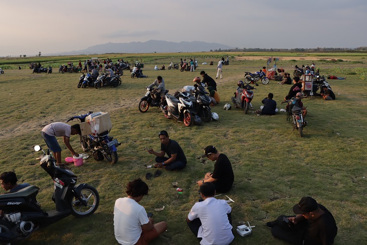 Munculnya padang rumput atau savana dari dasar Waduk Gajah Mungkur  di wilayah Desa Tegalharjo, Kecamatan Eromoko, Wonogiri jadi jujukan pengunjung.