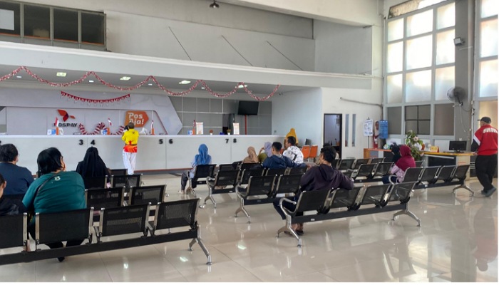 Kantor Pos Solo bekerja ekstra memenuhi permintaan e-meterai dan meterai fisik yang melonjak drastis.