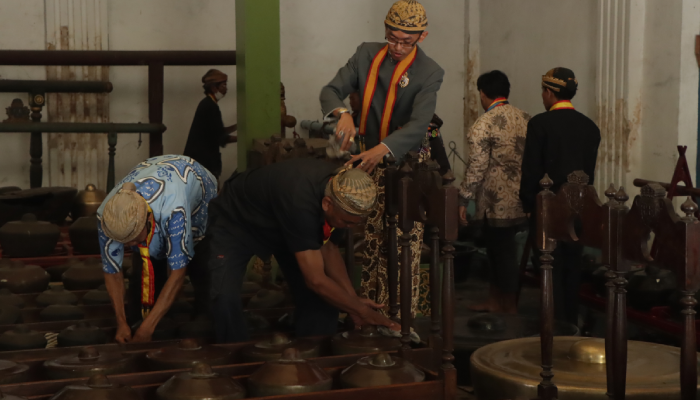 Para abdi dalem Keraton Solo membersihkan gamelan.