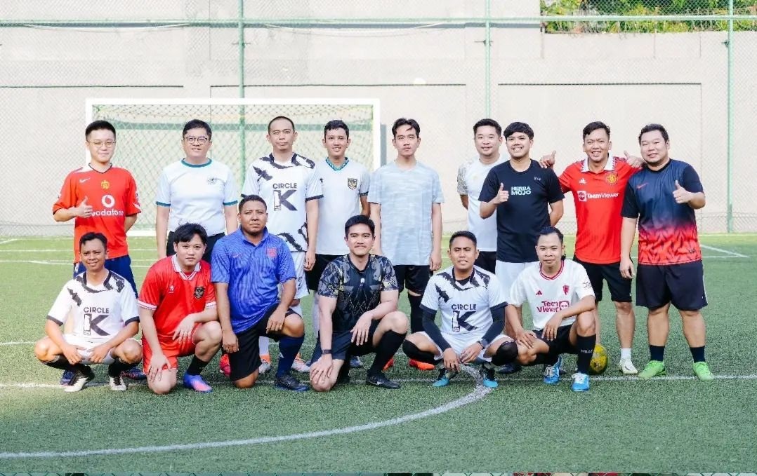 Gibran Rakabuming Raka dan Kaesang Pangarep saat melakukan kegiatan mini soccer.
