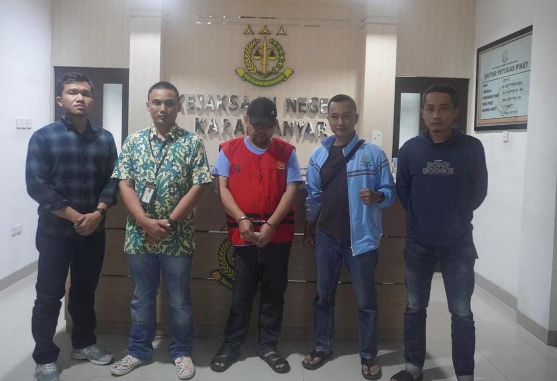 Tersangka kasus korupsi di BUMDes Berjo, Ngargoyoso, Karanganyar bernama Agung Sutrisno (tiga dari kiri) dijemput tim Kejari Karanganyar, Sabtu (7/9/2024). (Istimewa)