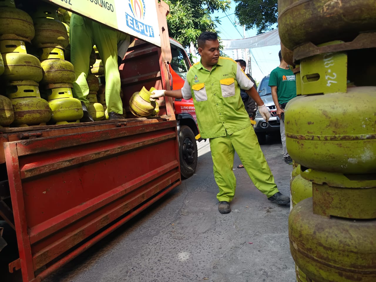 Distribusi gas melon di pangkalan kawasan Jalan Teratai Nomor 35, RT 02 RW 14, Kelurahan Mangkubumen, Kecamatan Banjarsari, Kota Solo, Minggu (8/9/2024).