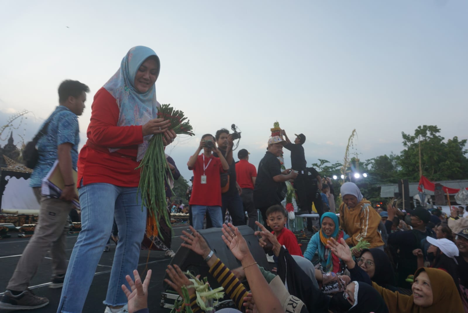 Bupati Klaten Sri Mulyani membagikan hasil bumi dan produk UMKM dari gunungan yang diperebutkan.