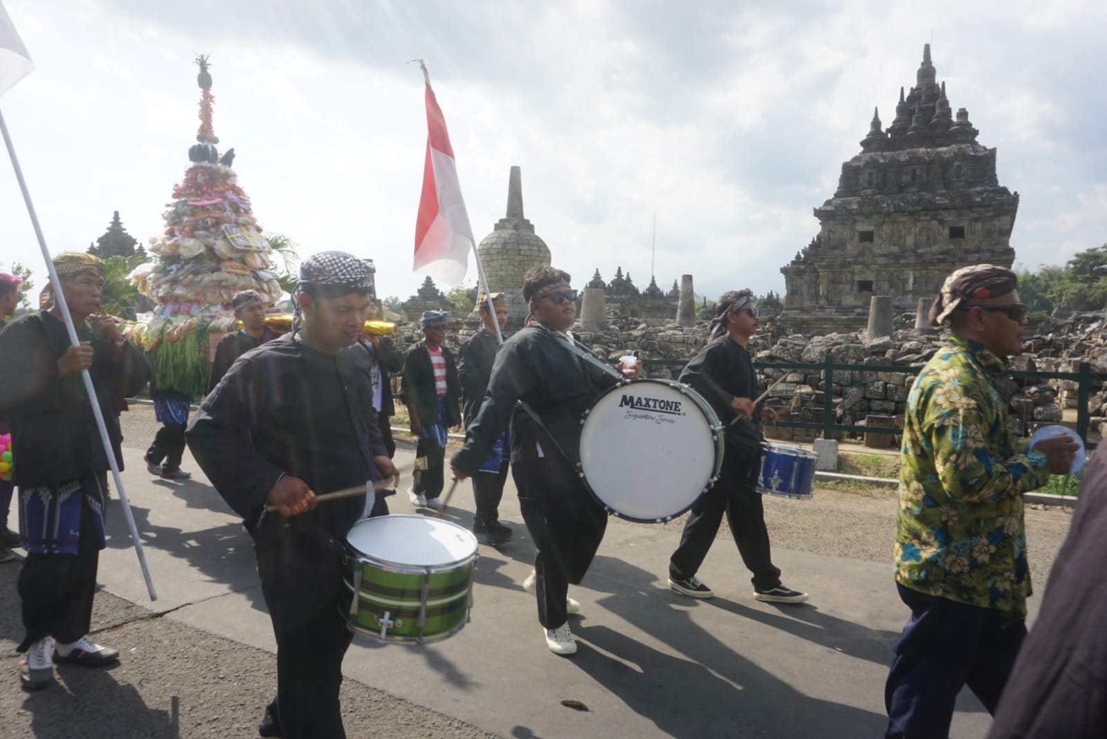 Peserta kirab gunungan saat melintasi Candi Plaosan di Desa Bugisan, Kecamatan Prambanan, Klaten