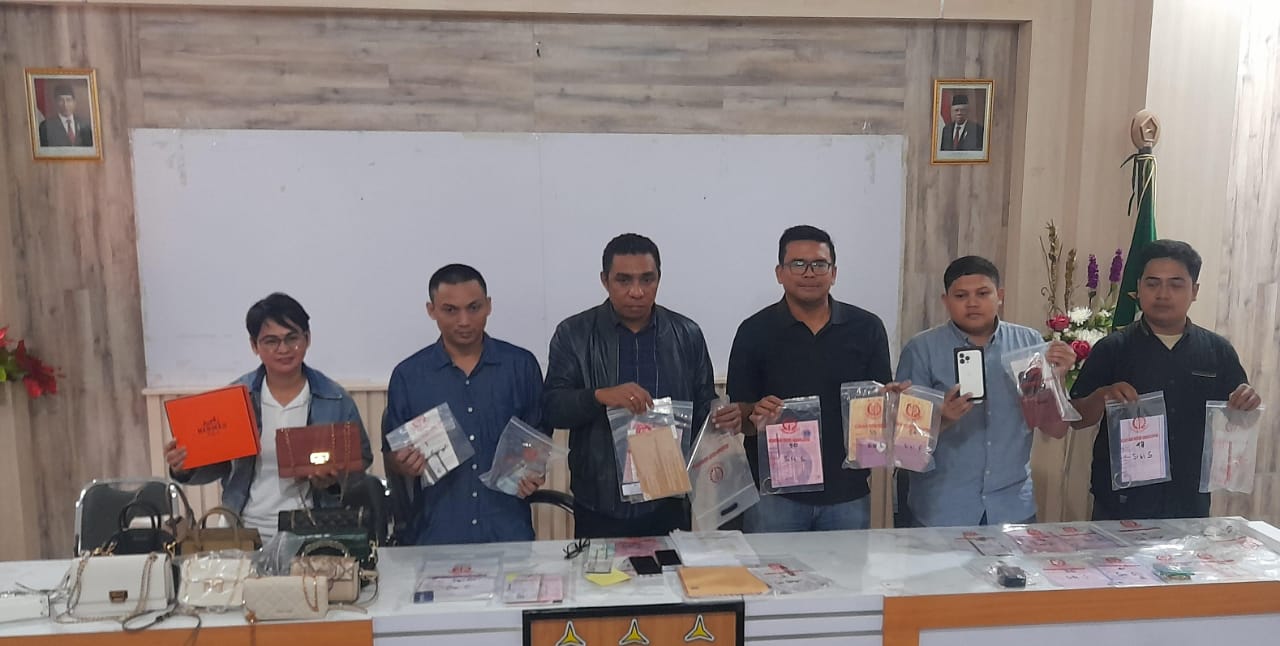 Kajari Karangnayar Robert Jimmy Lambila (tiga dari kiri) bersama jajaran menunjukkan barang bukti kasus korupsi di BUMDes Berjo, Ngargoyoso, Karanganyar, Sabtu (7/9/2024). (Rudi Hartono/Radar Solo)
