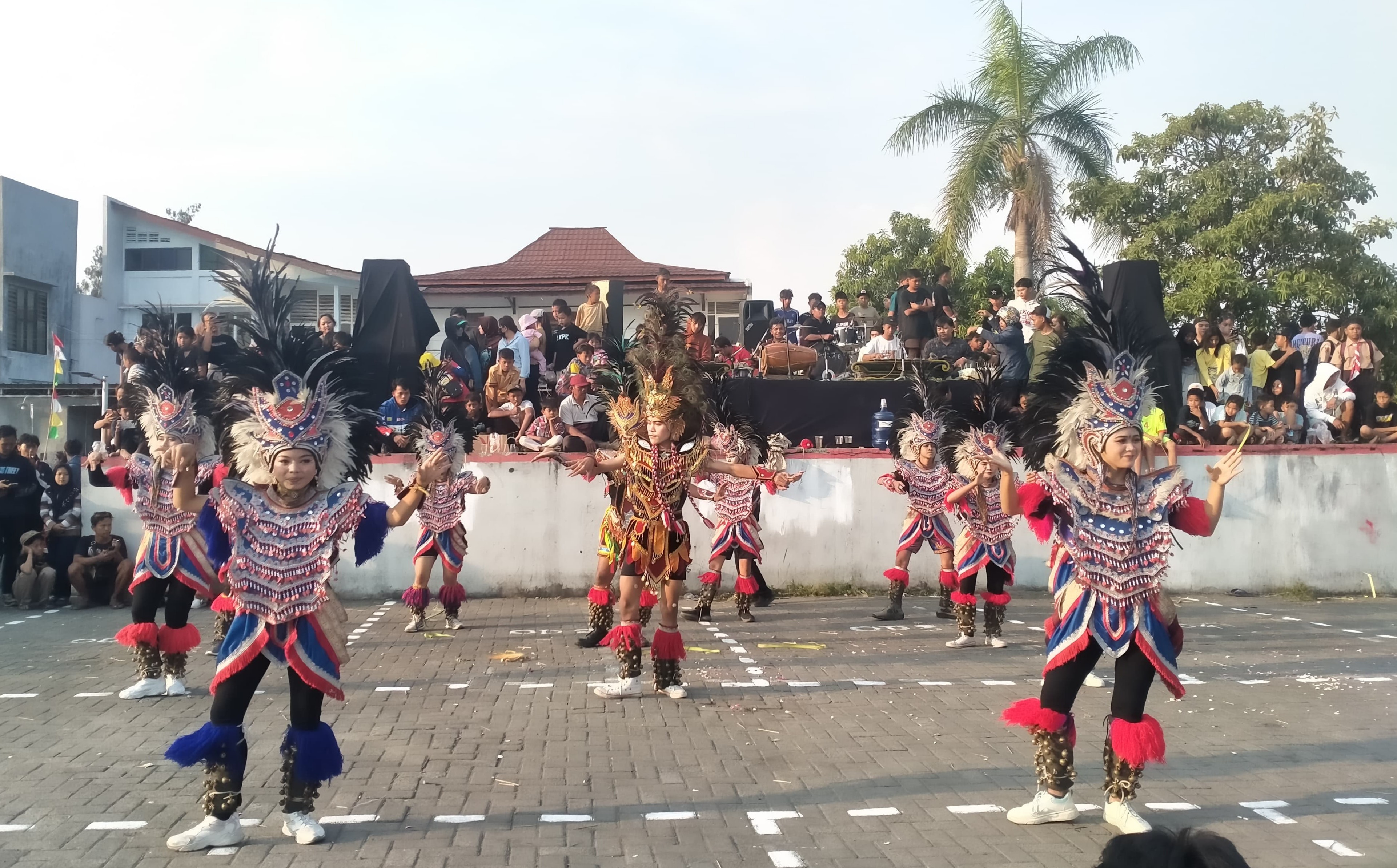 SEMARAK: Sejumlah penari menampilkan tarian Topeng Ireng dalam perayaan tradisi menyambut Maulid Nabi di Alun-Alun Pengging, Banyudono, Boyolali, Jumat (23/8/2024).