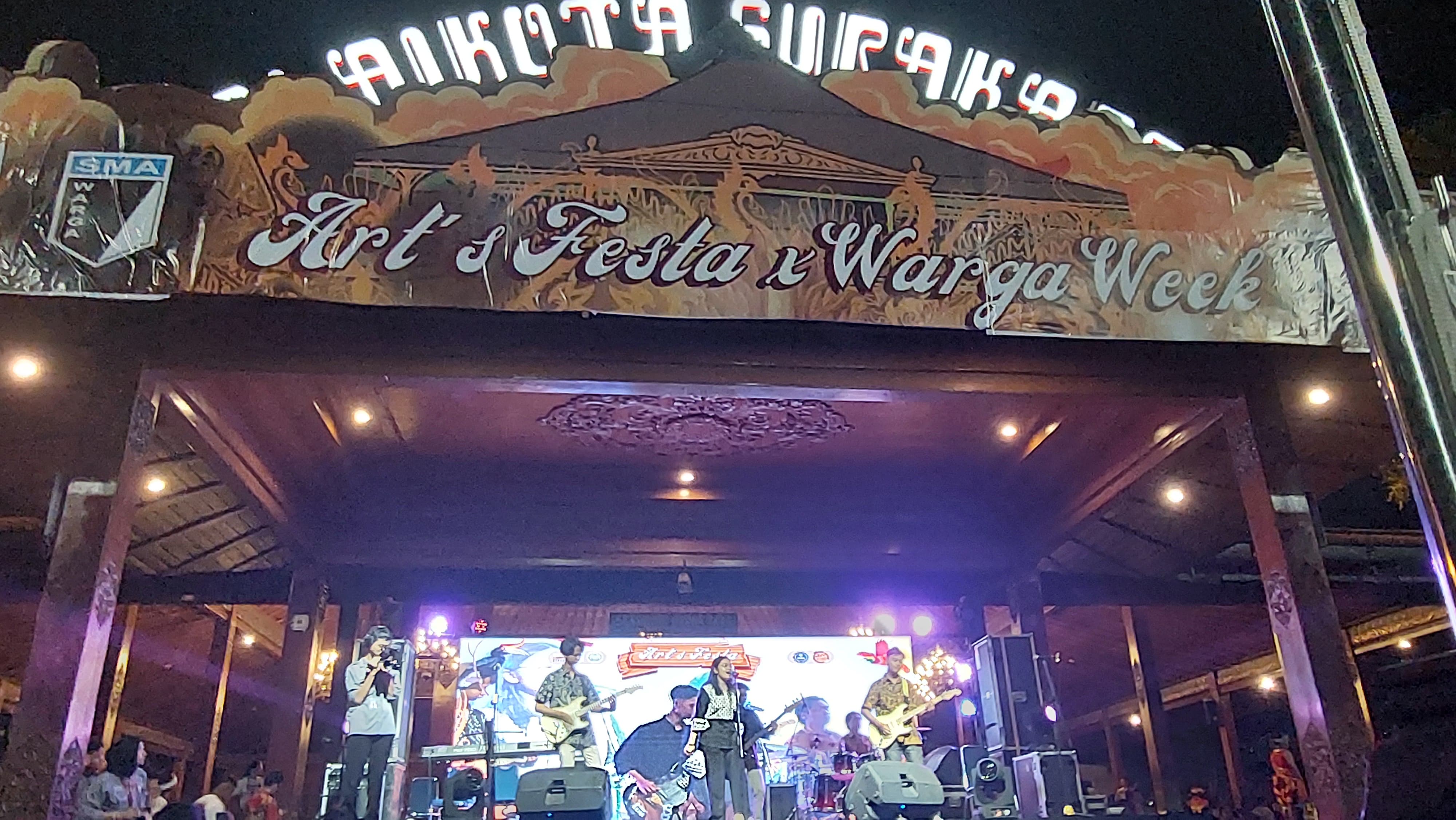Band dari Sekolah Tinggi Teknologi Warga pentas di halaman Balai Kota Surakarta, Sabtu (7/8).