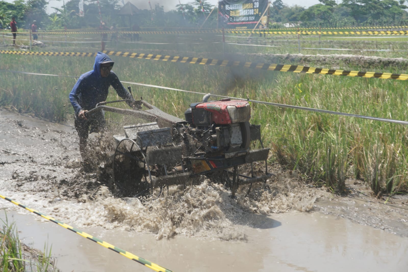 Lomba balap traktor di Dusun Bakal, Desa Karangduren, Kecamatan Kebonarum, Klaten. (Angga Purenda/Radar Solo)