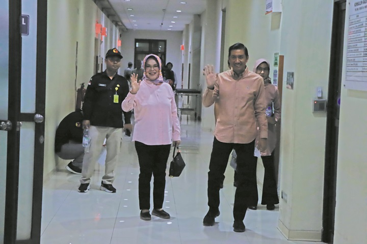 Bapaslon bupati dan wakil bupati Sukoharjo Etik Suryani-Eko Sapto Purnomo jalani tes kesehatan di RSUD Dr. Moewardi Solo, Sabtu (31/8).