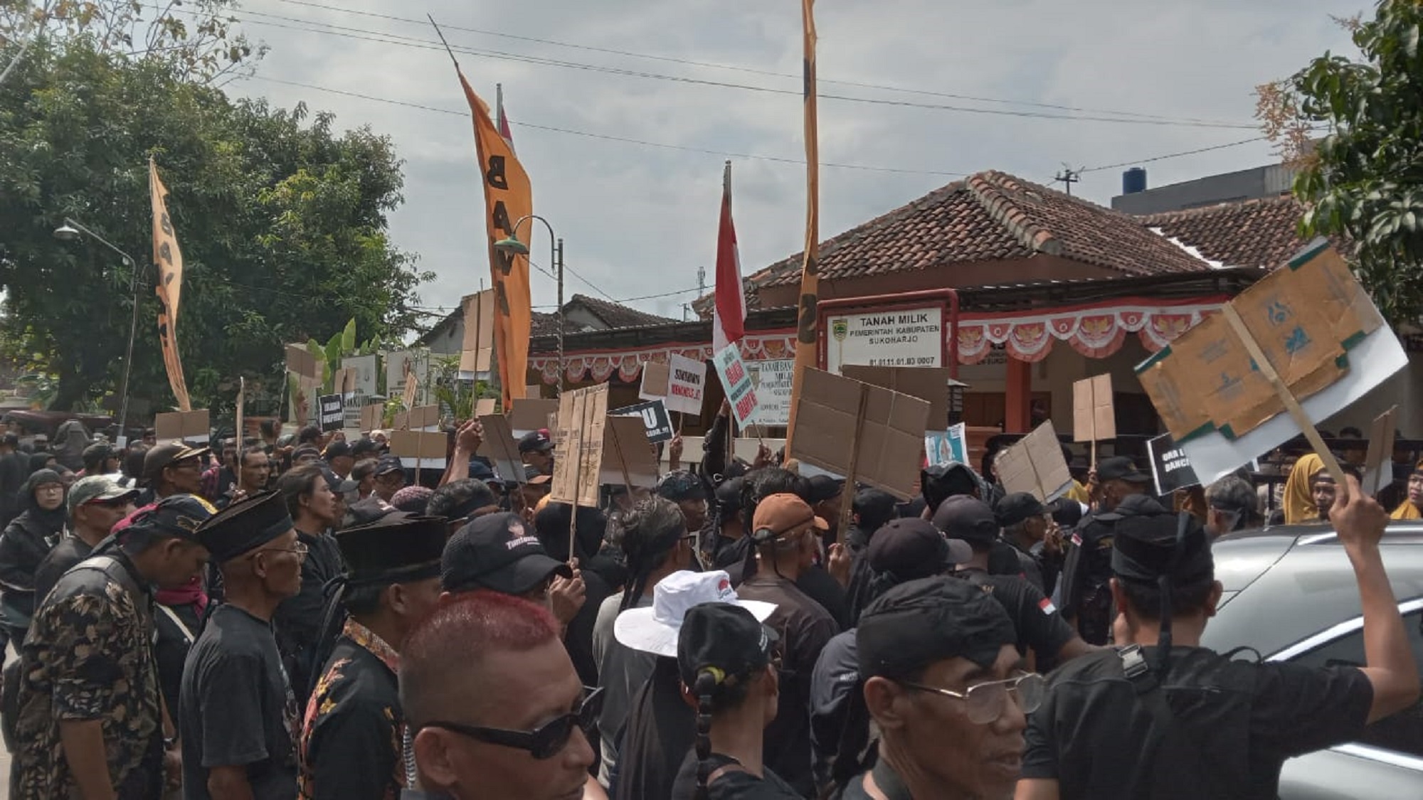 Massa pendukung calon jalur independen Pilkada Sukoharjo Tuntas Subagyo-Djayendra Dewa mendatangi kantor Bawaslu Sukoharjo, kemarin (9/9). (Iwan Kawul/Radar Solo)