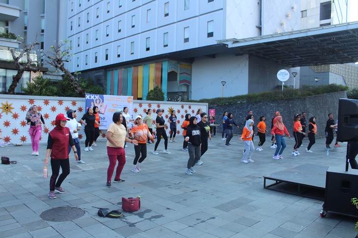 Yoga di pagi hari di area Taman Ageng HARRIS Hotel & Conventions Solo