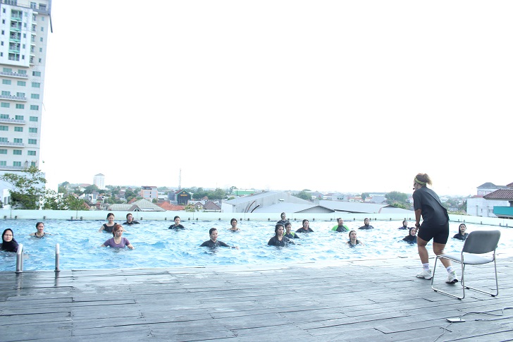 Aqua Zumba di kolam renang HARRIS Hotel & Conventions Solo untuk menyemarakkan peringatan Hari Olahraga Nasional, Senin (9/9/2024)