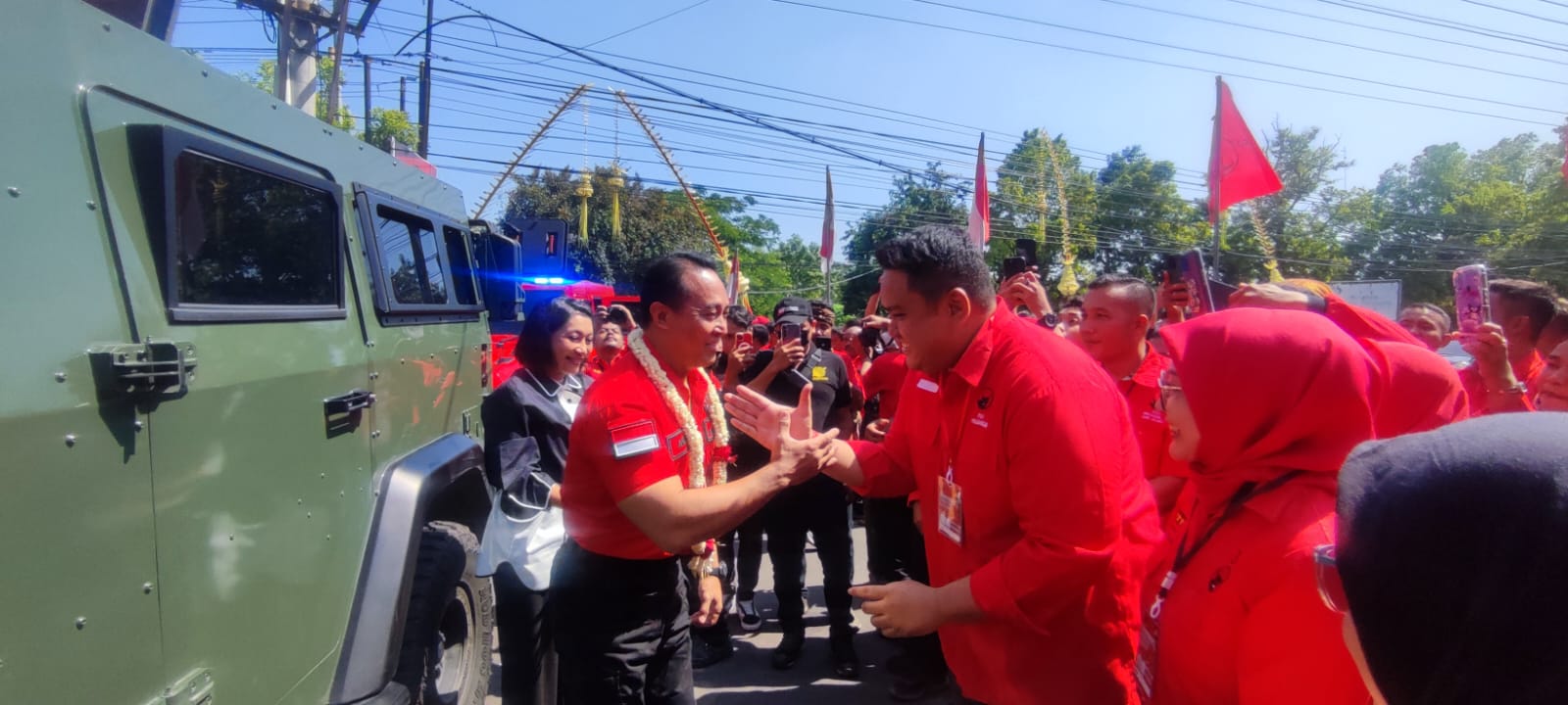 Calon gubernur Jawa Tengah Andika Perkasa mengunjungi kader PDIP Sragen, Senin (9/9/2024). (Ahmad Khairudin/Radar Solo)