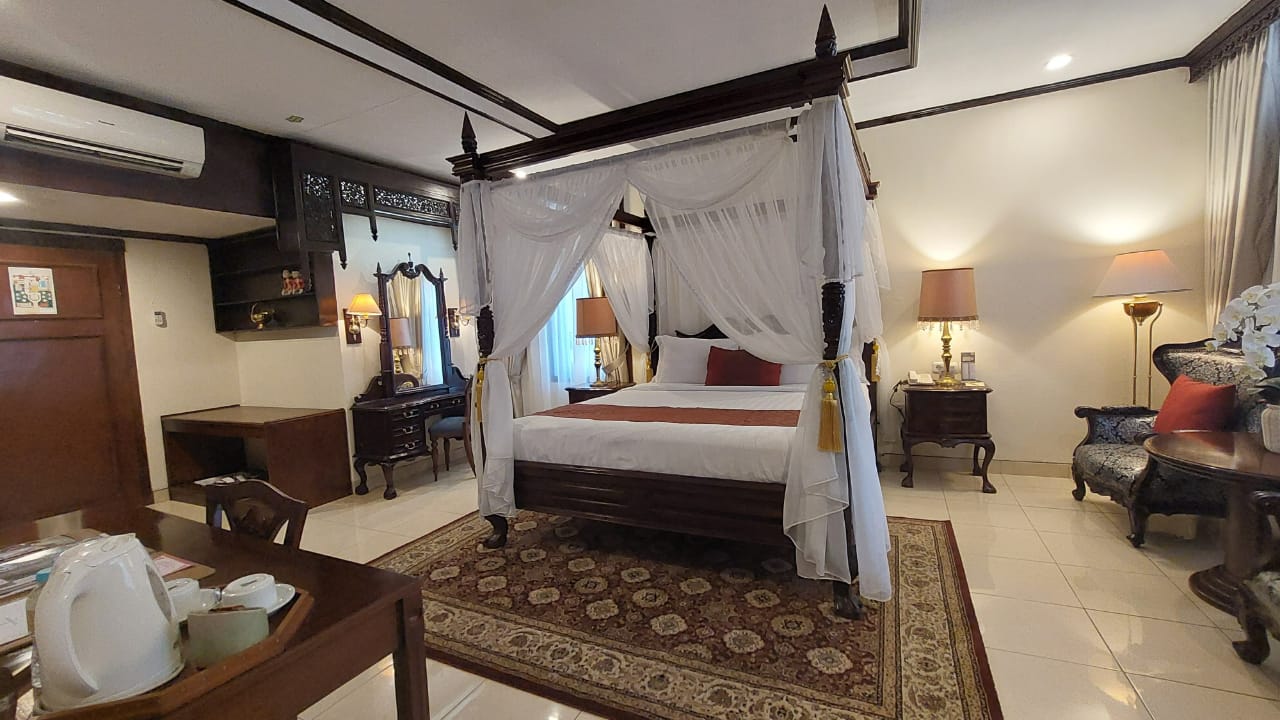 Bagi pasangan yang ingin menikmati waktu bulan madu setelah pernikahan, Kusuma Sahid Prince Hotel juga menyediakan Paket Honeymoon spesial yang berlokasi di Bungalow Suite Room.