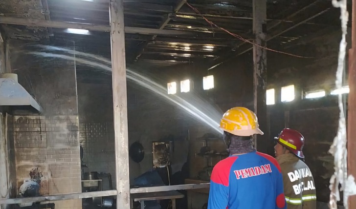 Personel damkar lakukan pendinginan pada bagian resto steak di Dusun Dibal Lor, Desa Dibal, Kecamatan Ngemplak, Boyolali, terbakar, Senin (9/9/2024).