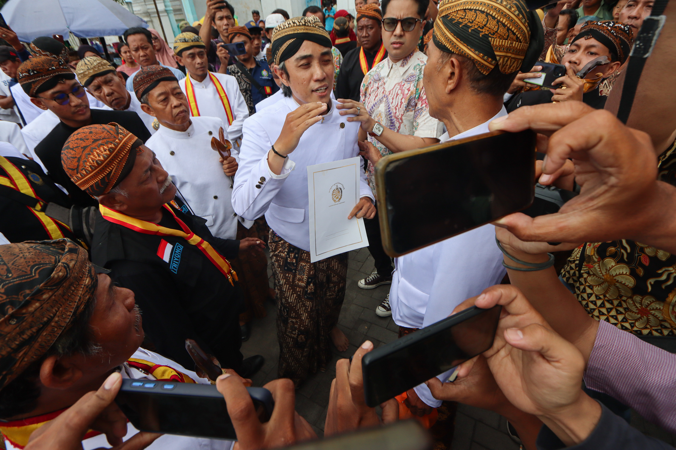 Menantu Raja Keraton Solo bersitegang di acara tabuh gamelan sekaten, Senin (9/9/2024).