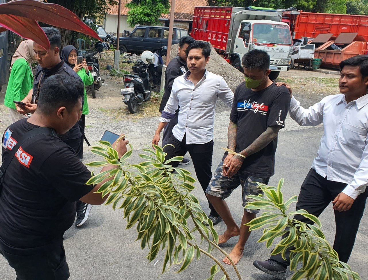 Tersangka pengedar sabu yang dibekuk Polres Sragen di Tangen. (Ahmad Khairudin/Radar Solo)
