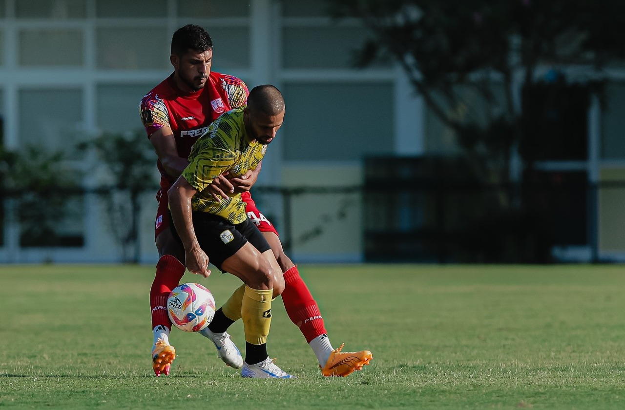 Bek Persis Solo Ricardo Lima (belakang) saat uji coba melawan Barito Putera di Jogja.