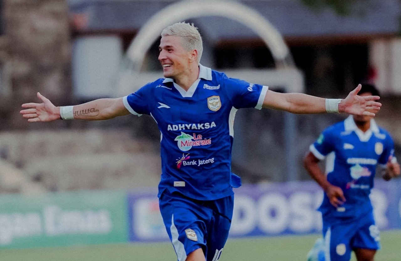 Aleksa Kele Andrejic mencetak gol untuk Adhyaksa FC di kandang Persikas Subang di Stadion Sriwedari.