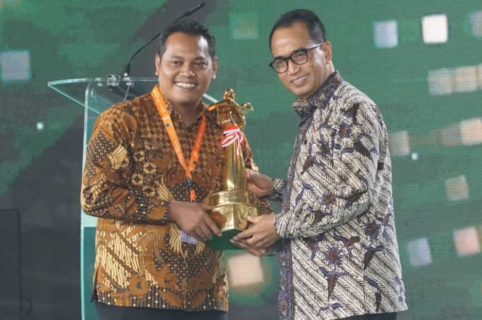 Sekda Klaten Jajang Prihono mewakili Bupati Klaten Sri Mulyani menerima penghargaan Wahana Tata Nugraha (WTN) 2024 dari Menteri Perhubungan Budi Karya Sumadi di Jakarta, Sabtu (7/9/2024).