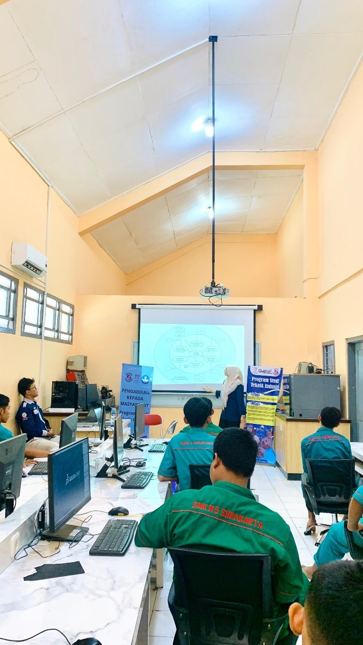 Pemateri dari Prodi Teknik Industri UDB Surakarta sampaikan teori menggambar teknik pada pelatihan hari pertama kepada siswa SMKN 5 Surakarta.