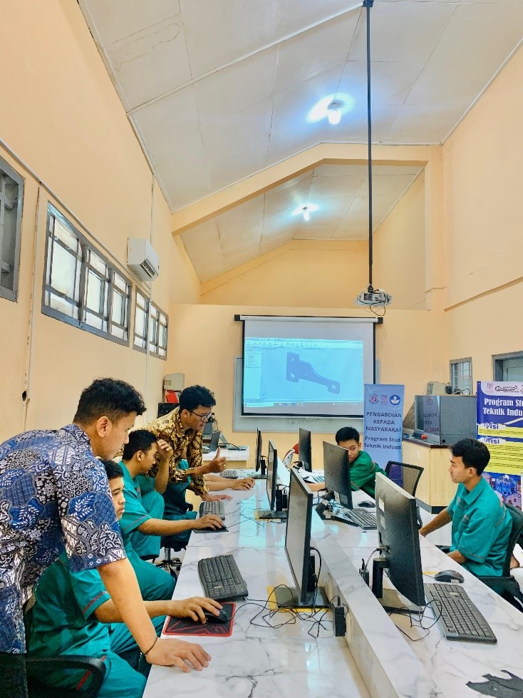Pelatihan hari kedua di SMKN 5 Surakarta dengan memberikan pendampingan menggambar teknik.