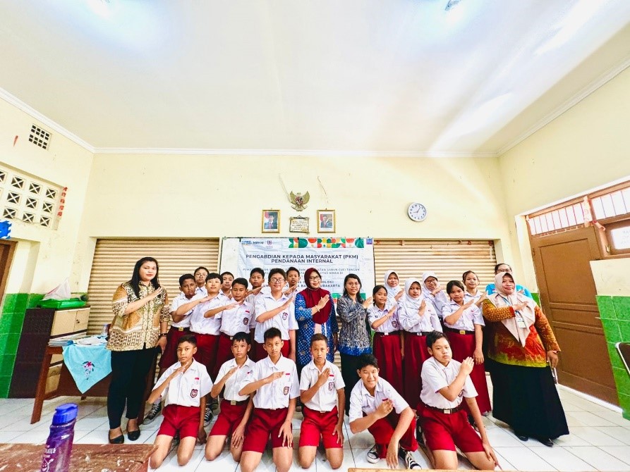 Dosen Fakultas Sains dan Teknologi UDB Surakarta bersama para guru dan siswa SDN Sumber 1 Kota Solo.