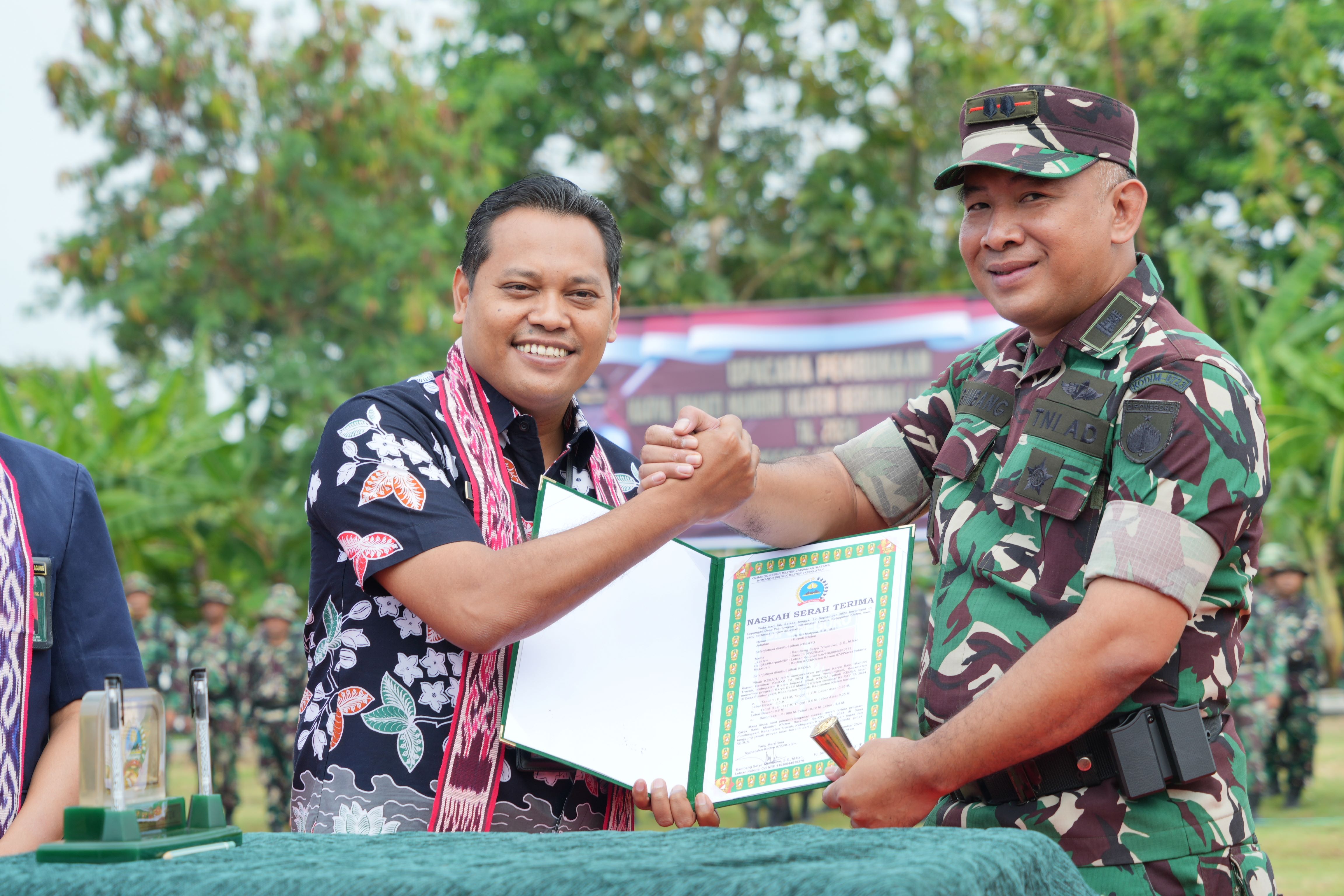 Sekda Klaten Jajang Prihono (kiri) dan Dandim 0723/Klaten Letkol Czi Bambang Setyo Triwibowo saat pembukaan KBMKB di Lapangan Desa Pundungsari, Kecamatan Trucuk, Klaten. (Dok.Diskominfo Klaten)