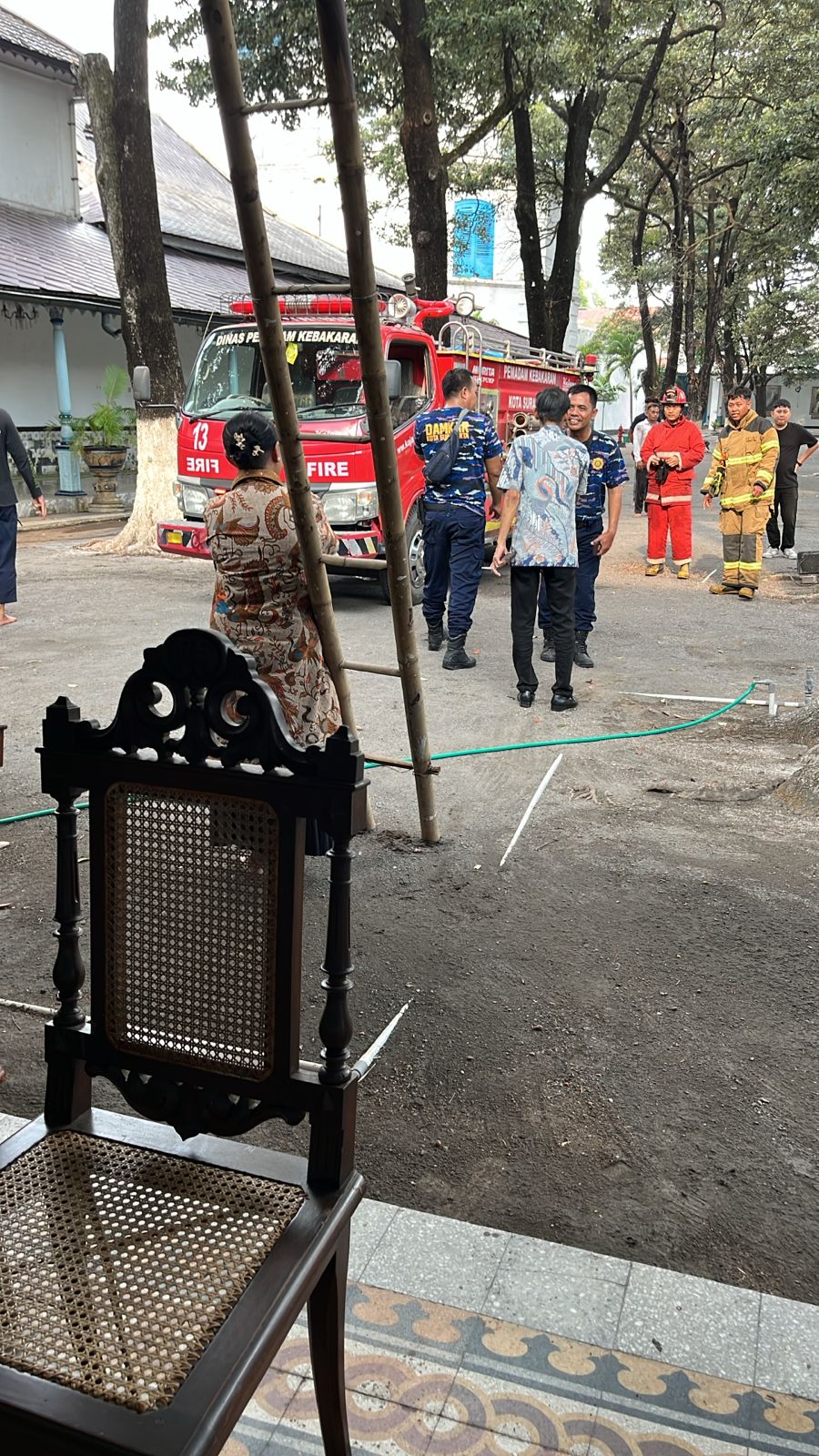 Damkar Kota Solo usai melakukan pemadaman di dalam salah satu ruang di Keraton Kasunanan Surakarta, Selasa (10/9).