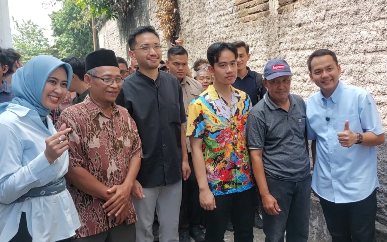 Respati Ardi &ndash; Astrid Widayani didampingi Wakil Presiden terpilih Gibran Rakabuming dan Mangkunegara X saat blusukan ke Kampung Bratan, Kelurahan Pajang, Laweyan, Selasa (10/9/2024).