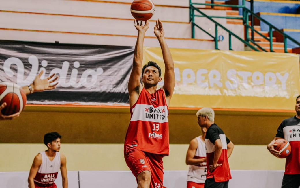 Center Bali United Ponsianus Nyoman Indrawan atau Komink resmi gabung Kesatria Bengawan Solo  &nbsp;