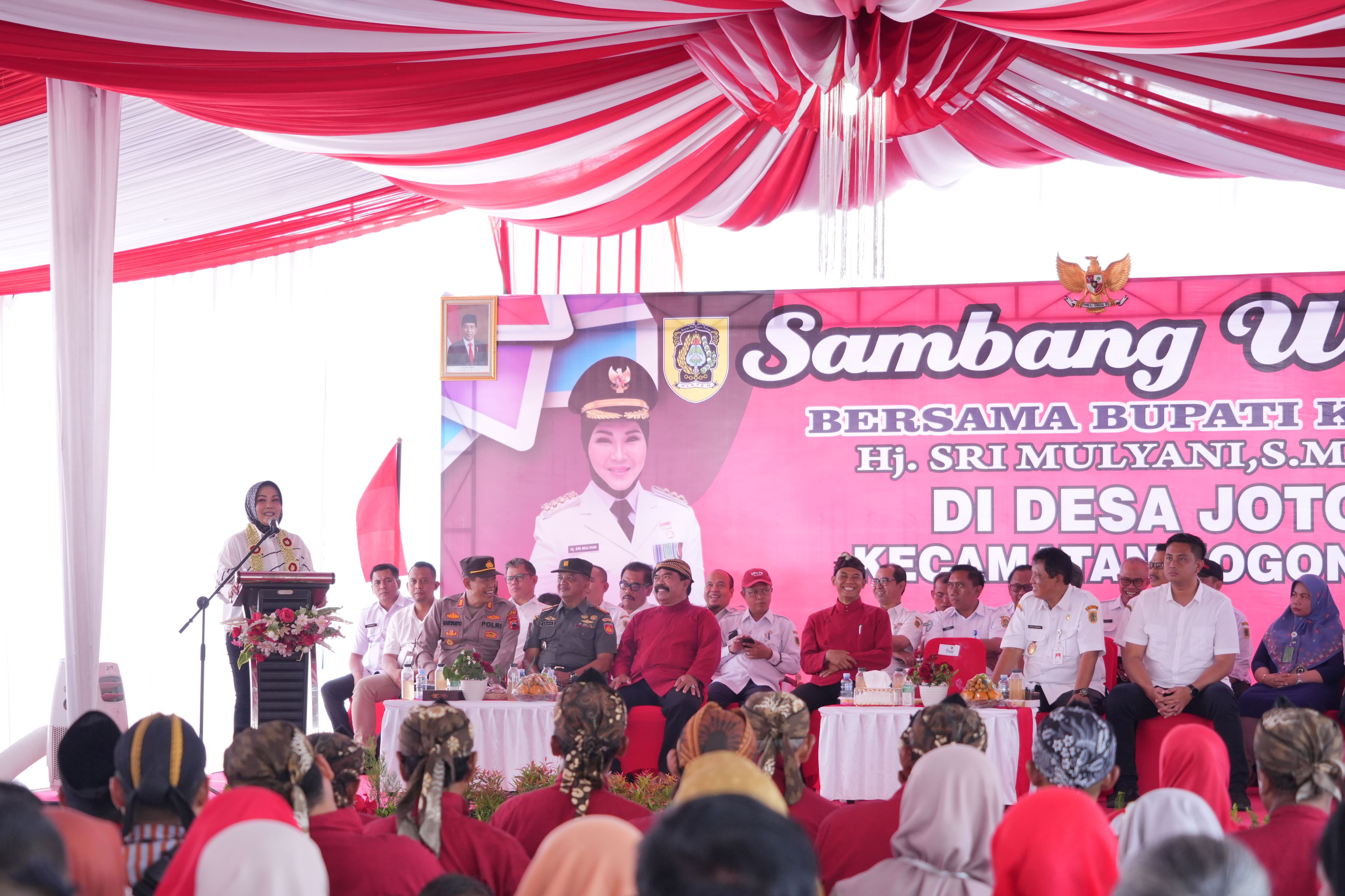 Bupati Klaten Sri Mulyani saat kegiatan Sambang Warga di Desa Joton, Kecamatan Jogonalan, Rabu (11/9/2024). (Angga Purenda/Radar Solo)