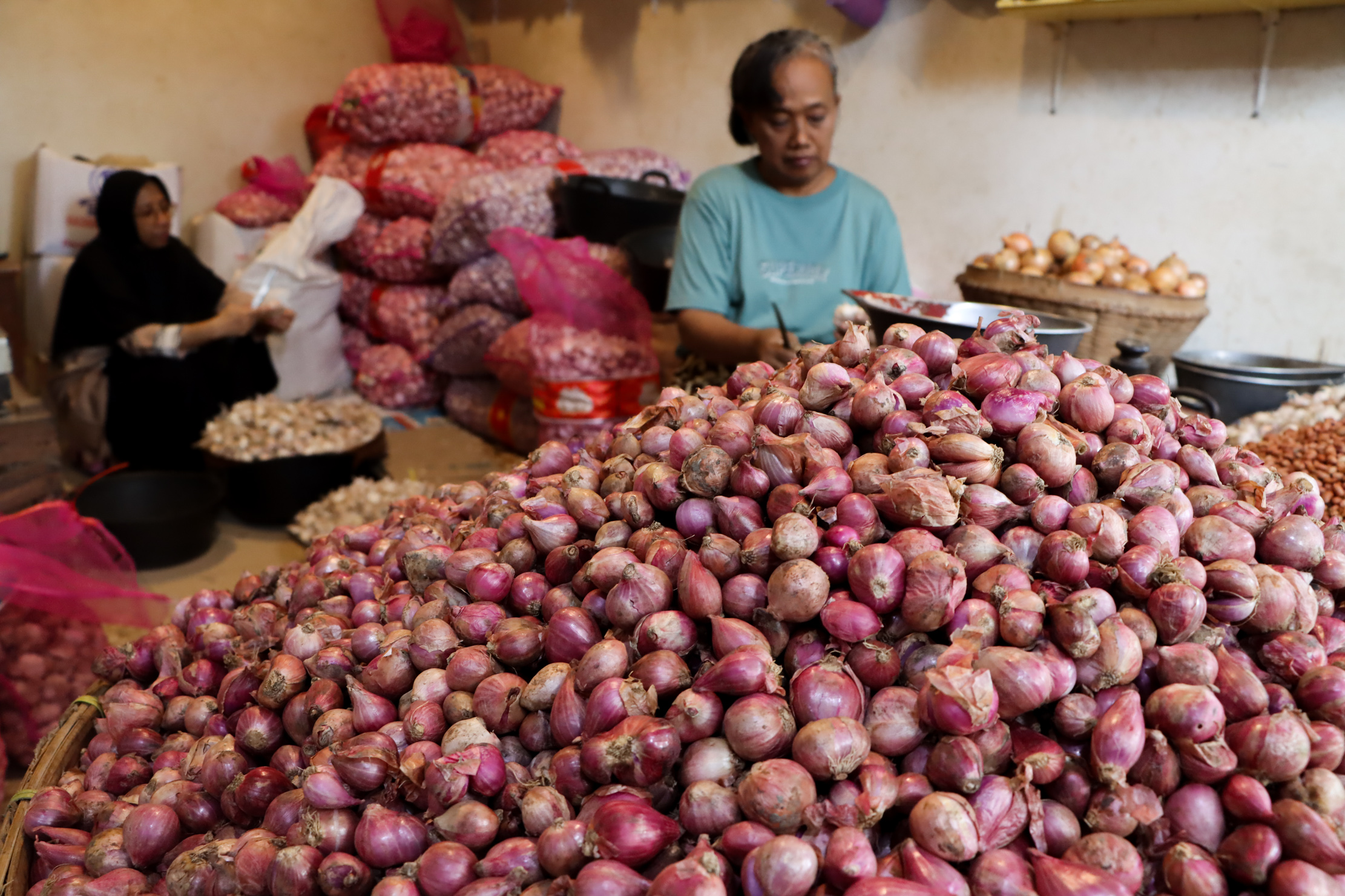 Penjual Bawang Merah dan Bawang Putih di Pasar Legi.