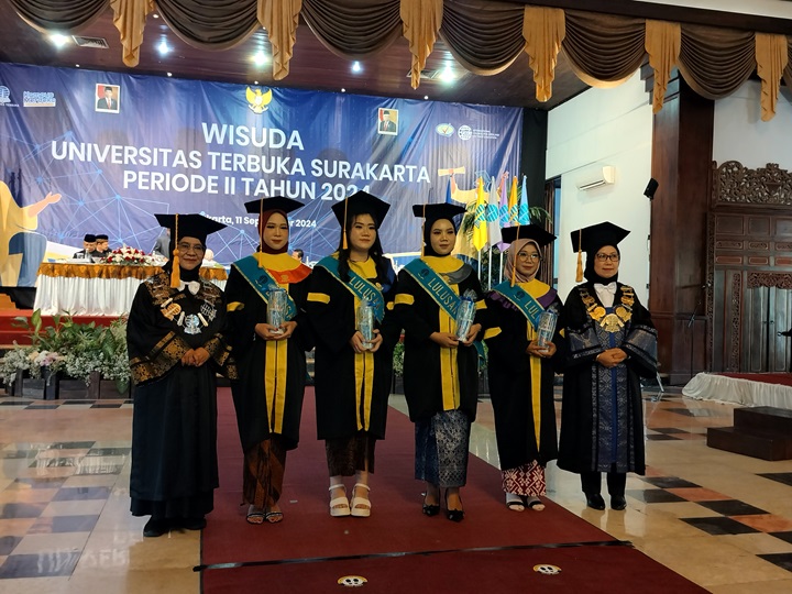 Direktur UT Surakarta Yulia Budiwati (kiri) dan Dekan FST UT Subekti Nurmawati (kanan) serahkan penghargaan wisudawan terbaik di Graha Saba Buana, Rabu (11/9).