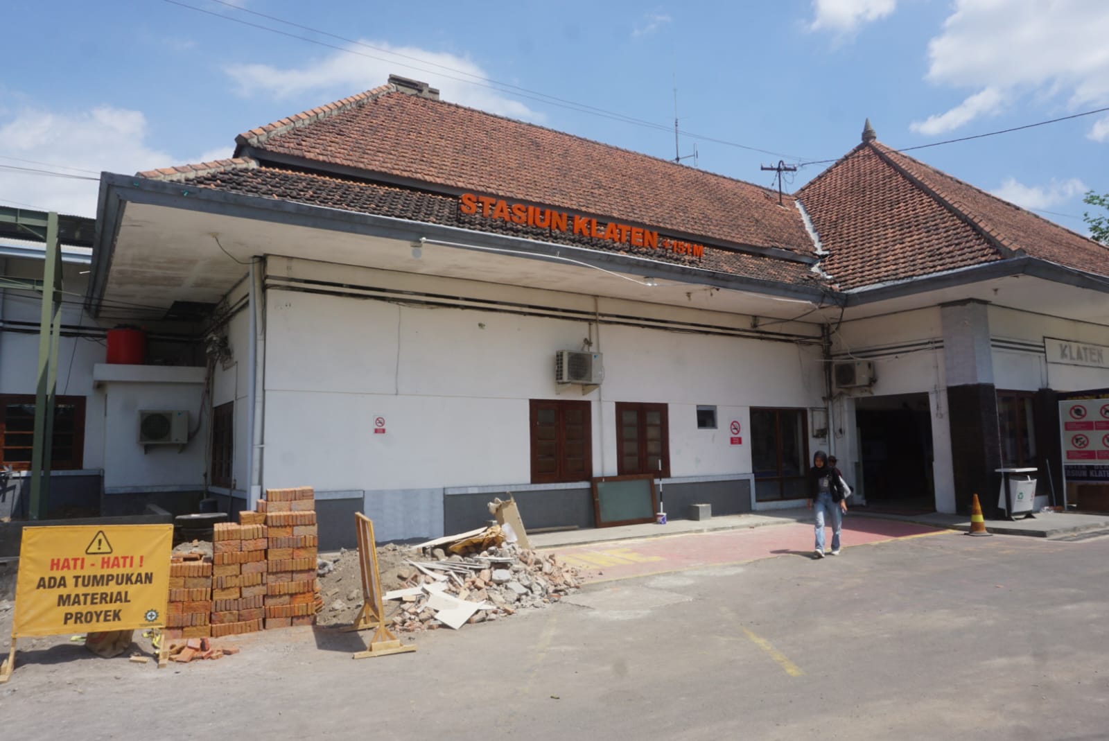 Stasiun Klaten masih dalam tahap penataan. Stasiun ini akan dikembalikan ke bentuk aslinya. (Angga Purenda/Radar Solo)