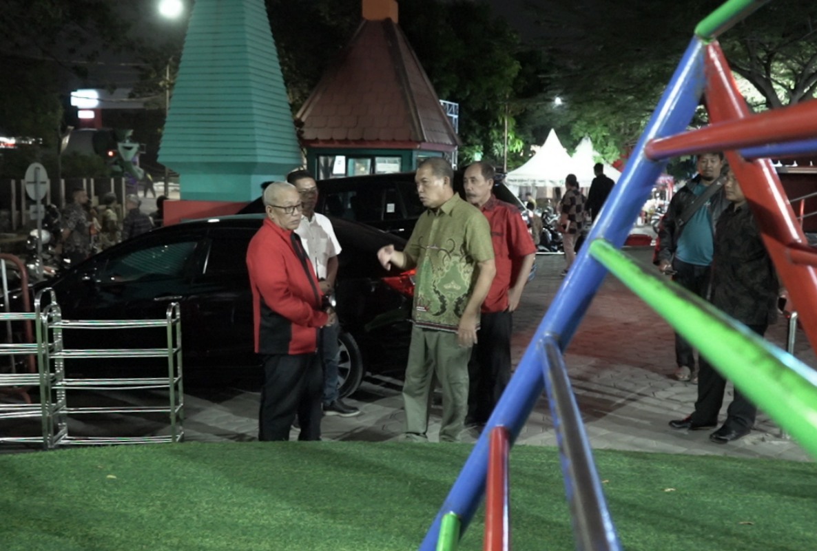 Wali Kota Surakarta Teguh Prakosa berdiskusi usai acara Sambang Warga di Taman Cerdas Jebres, Rabu (11/9/2024).