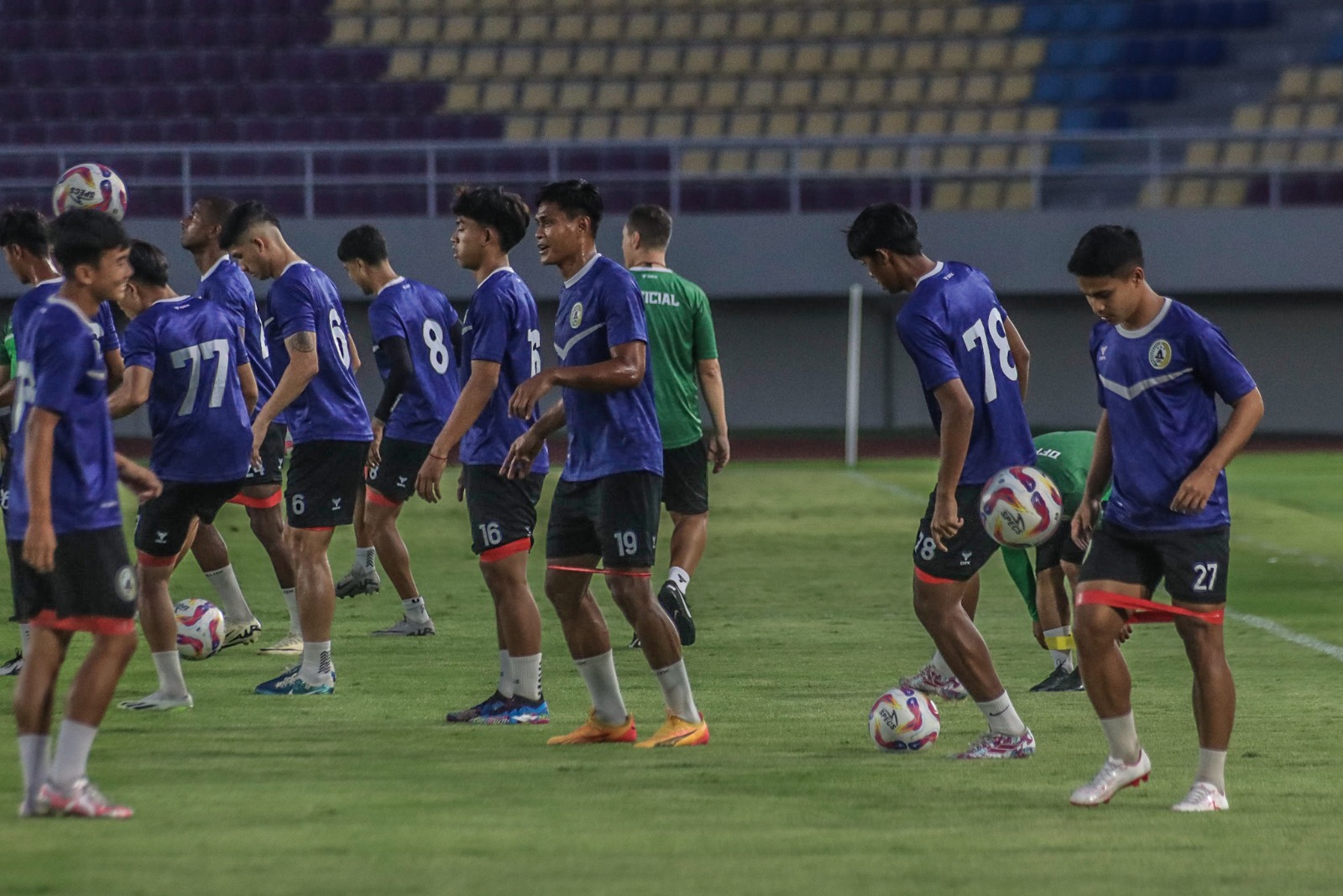 Para Pemain PSS Sleman menjalani latihan di Stadion Manahan, tadi malam (11/9)