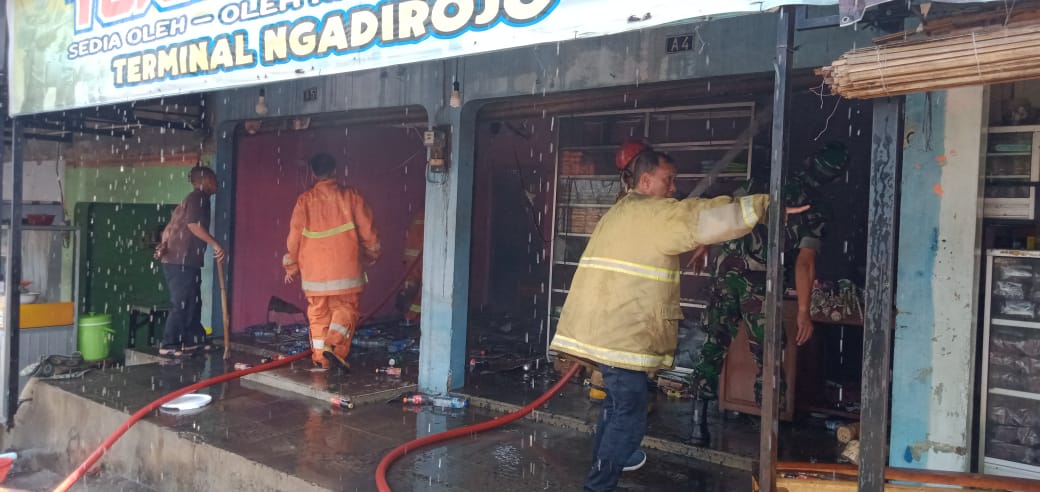 Tim Damkar Wonogiri lakukan pendinginan di kios area Terminal Ngadirojo yang terbakar, Kamis (12/9/2024).