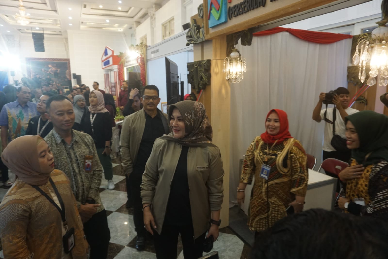 Bupati Klaten Sri Mulyani (tengah) saat meninjau salah satu stan di Festival Antikorupsi, Rabu (11/9/2024) malam. (Angga Purenda/Radar Solo)