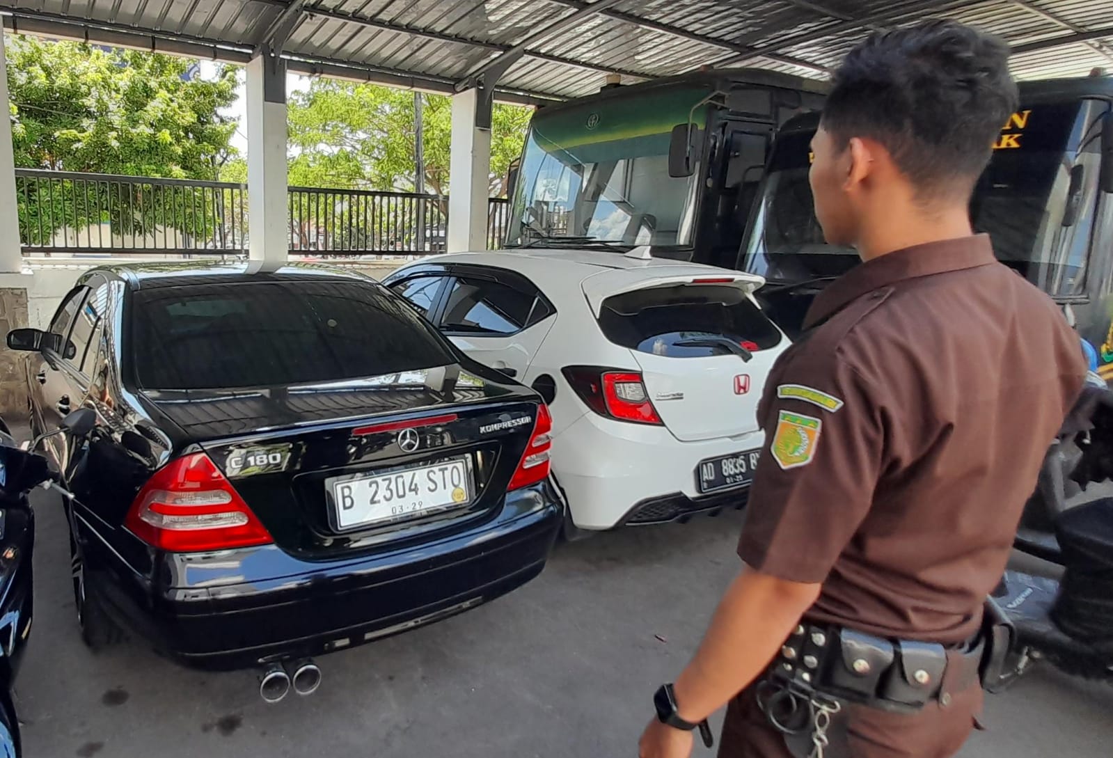 Mobil sedan hitam milik tersangka korupsi BUMDes Berjo yang disita di Kejari Karanganyar. (Rudi Hartono/Radar Solo)
