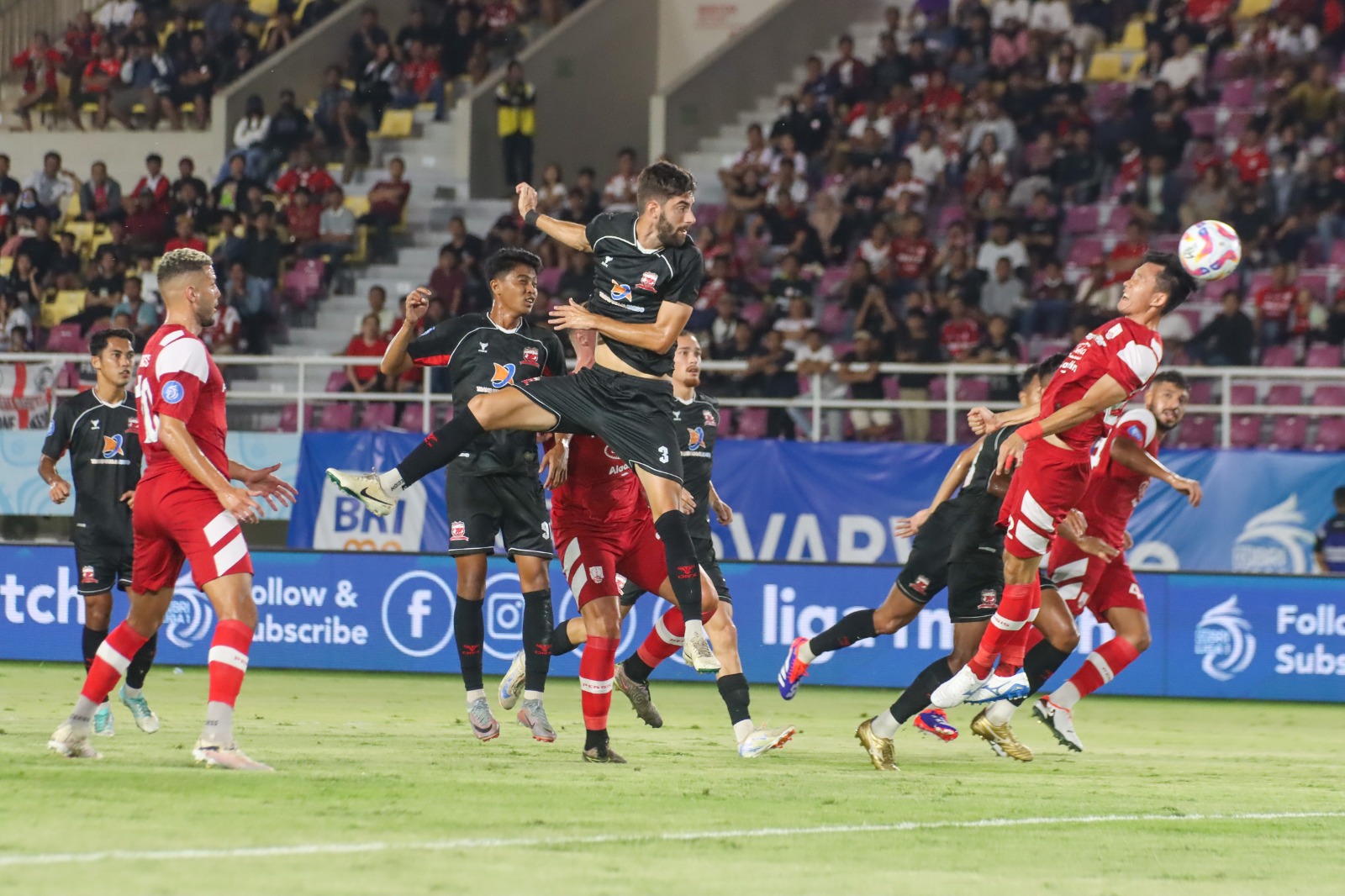 Duel antara Persis Solo kontra Madura United di Stadion Manahan, Jumat (13/9) malam.