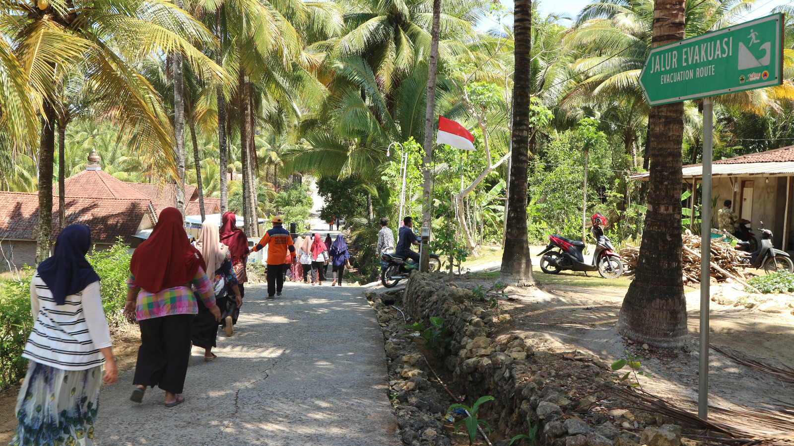 Papan petunjuk evakuasi di sekitar pantai di wilayah Kecamatan Paranggupito.