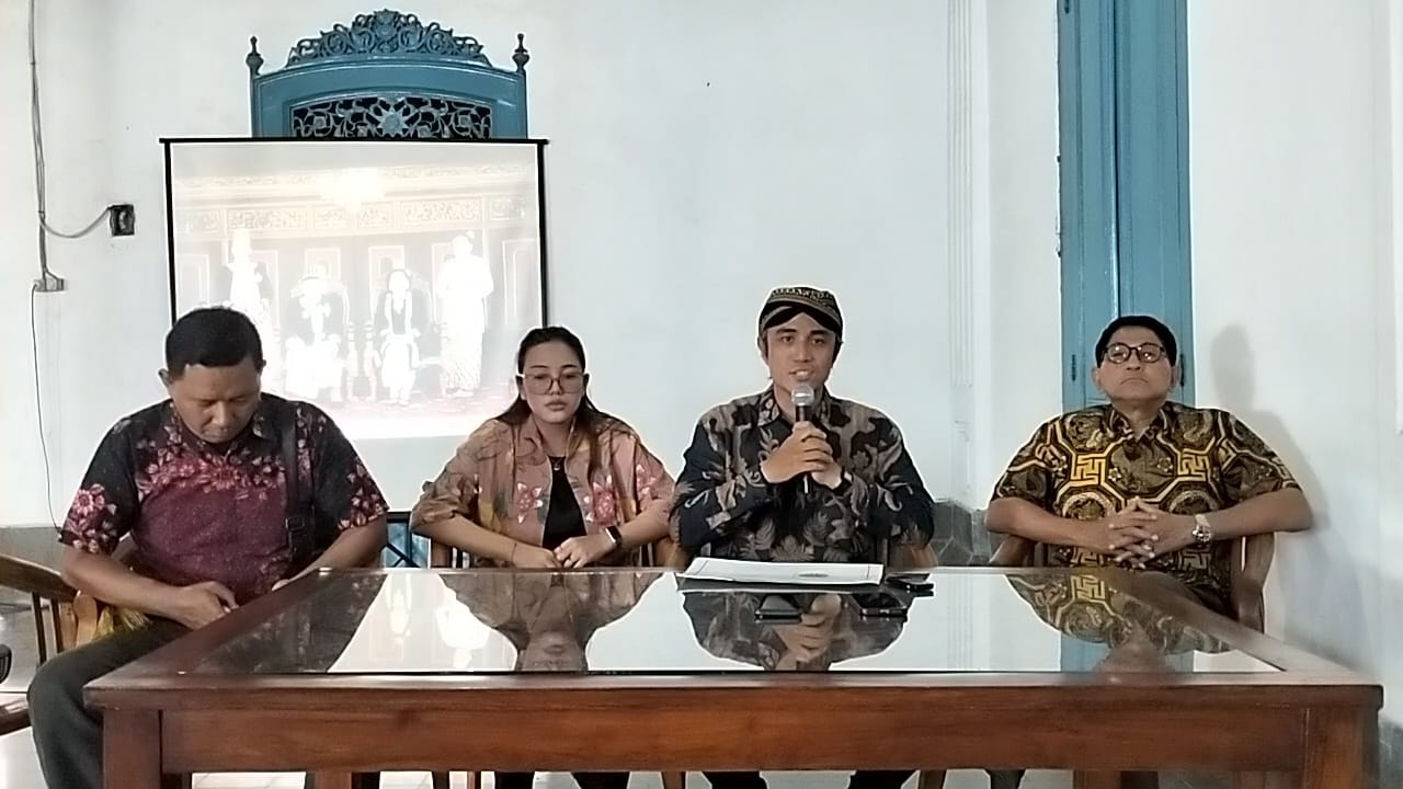 Dari kiri ke kanan: Pengageng Sasana Wilapa KP Dani Nur Adiningrat, GRA Putri Purnamaningrum (anak PB XIII), KRA Rizki Baruna Ajidiningrat (mantu PB XIII), Pengageng Parentah Karaton KGPHA Dipokusumo.