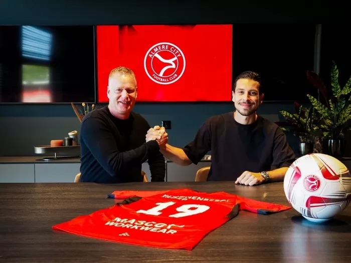 Thom Haye (kanan) saat menjalani proses tanda tangan kontrak bersama Almere City.