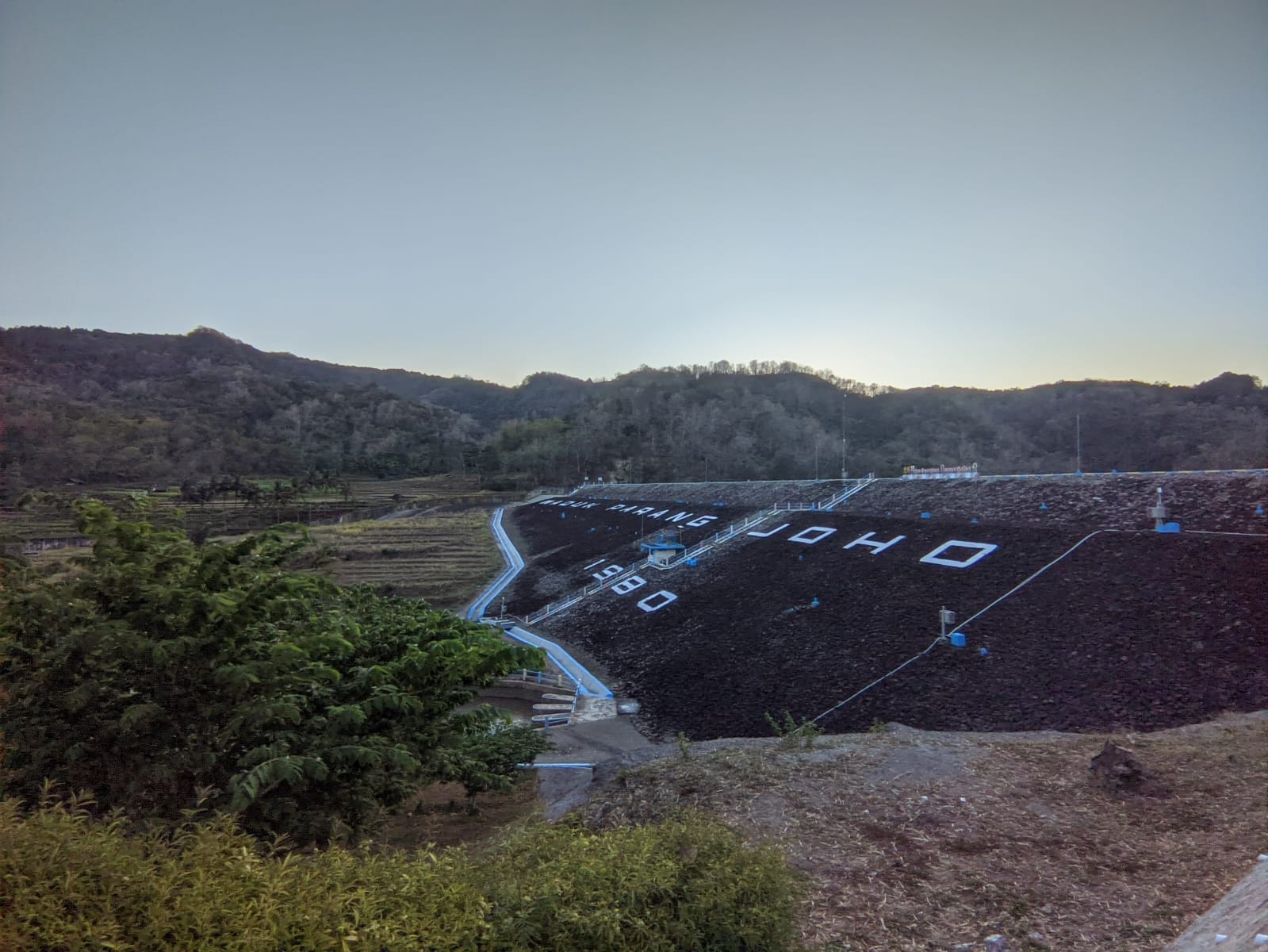 Perjalanan menuju waduk ini memakan waktu sekitar 35 menit dari pusat kota Wonogiri.