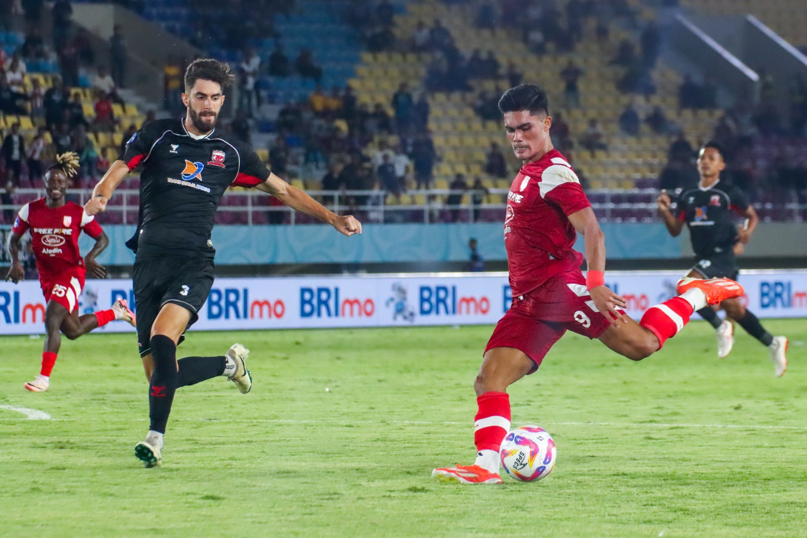 Ramadhan Sananta bermain saat Persis Solo melawan Madura United di Liga 1 2024/2025 di Stadion Manahan (13/9/2024).