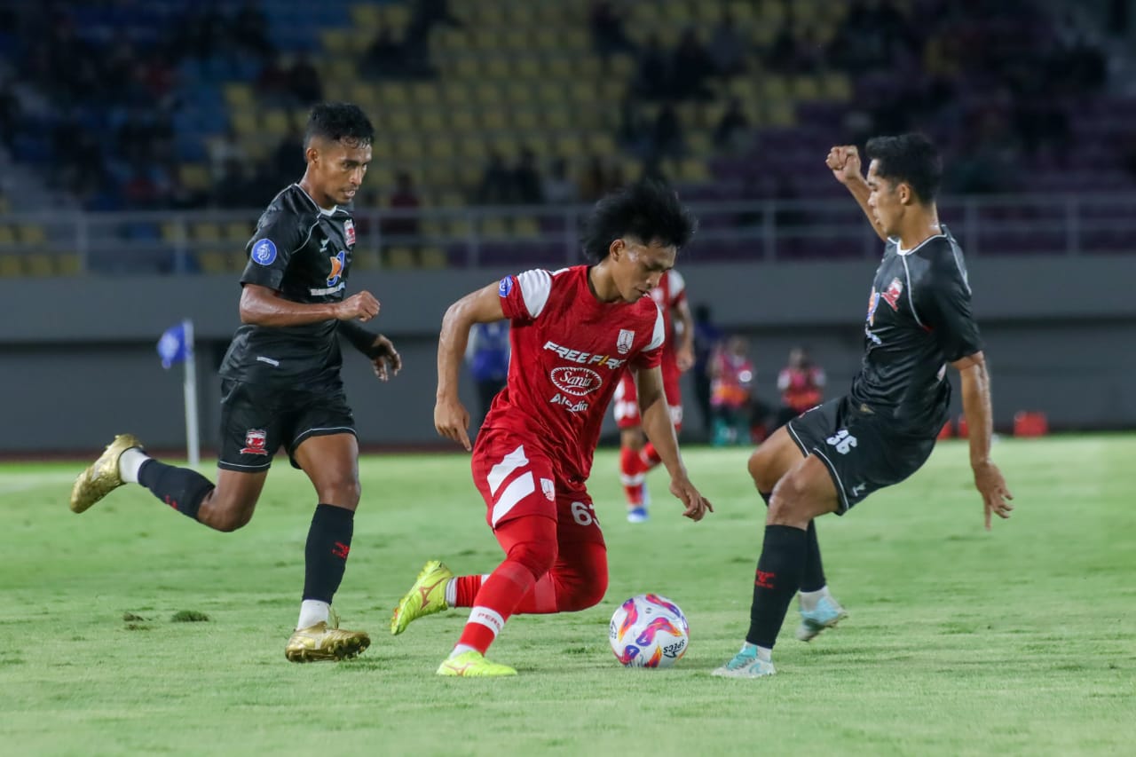 Gelandang Persis solo Ripal Wahyuni dijaga dua pemain Madira United di stadion Manahan (13/9/2024).